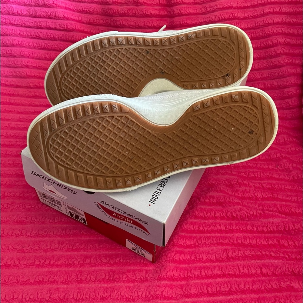 Skechers Arch Fit Low-Top Sneakers in Off-White Perfect for Summer Wear - Picture 5 of 5
